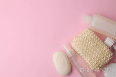 身体和护肤品在白色包装上的粉红色细腻背景。 个人卫生用品。 从上面看。 有文字空间